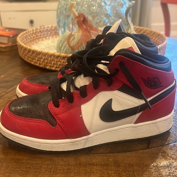 Nike Air Jordan 1 Mid Chicago Red/Black High-Top Sneakers Shoes youth Size 5.5 - Picture 6 of 7